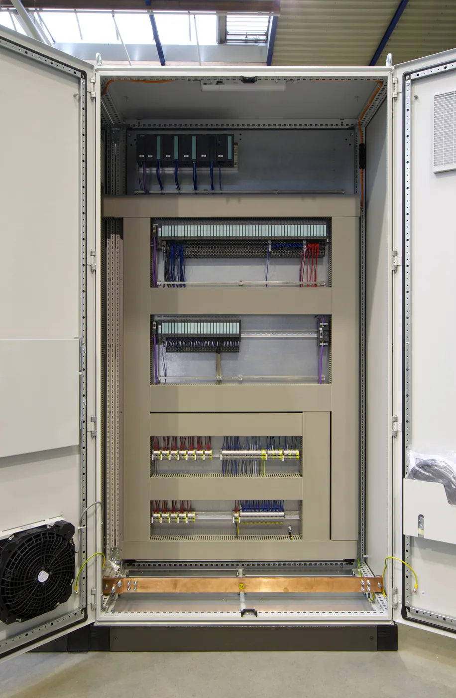 Schaltschrank mit SPS-Baugruppen