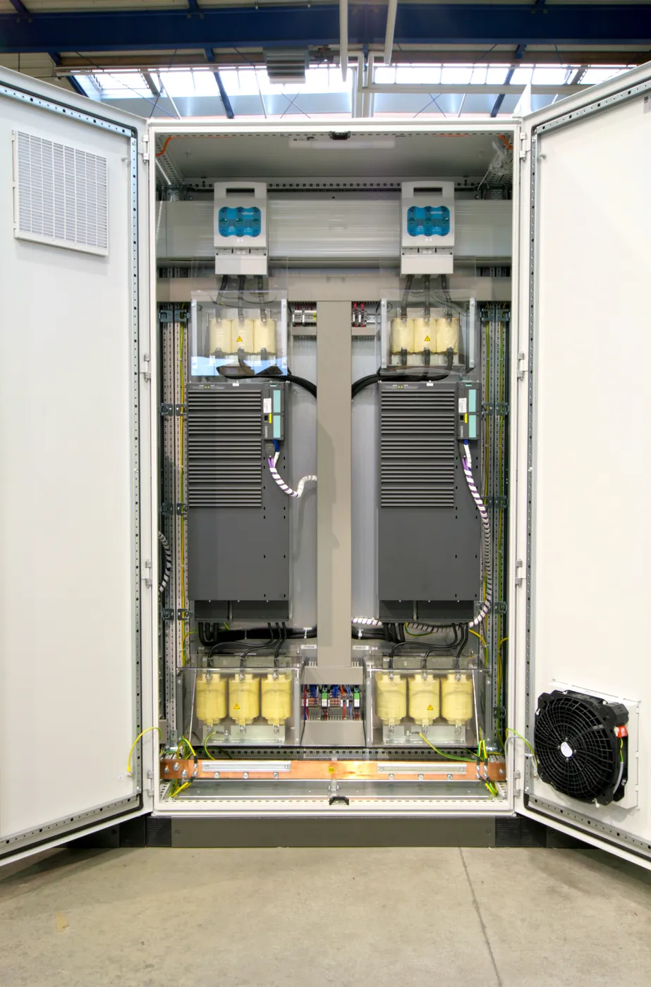 Schaltschrankfeld mit zwei Frequenzumrichtern